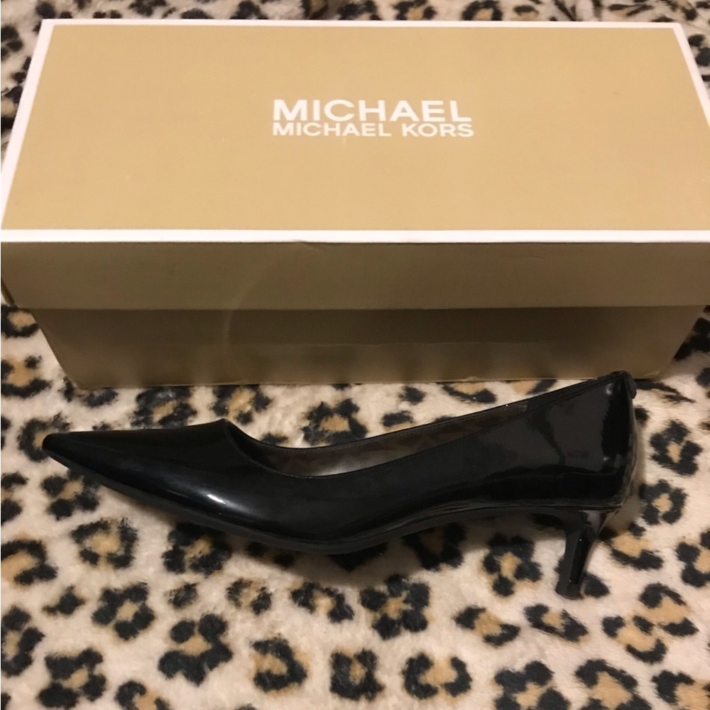 Michael Kors NWT Alina Flex Pointed Toe Kitten Heel Pump in Size 7 - HOST PICK ๐ - Picture 7 of 16
